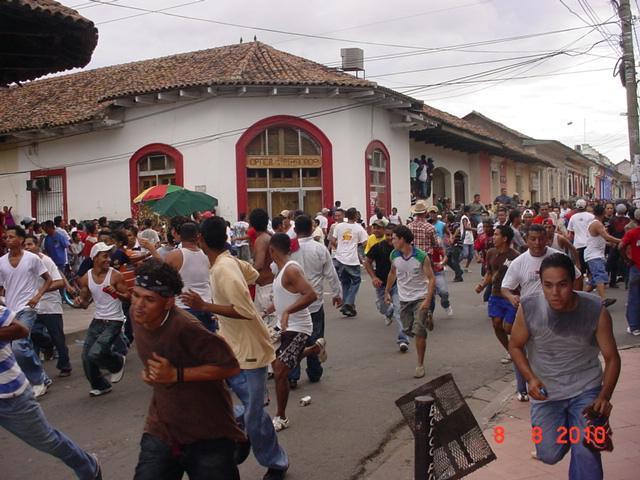 Centenares de jovenes corrian despavoridos cuando soltaron los toros en Calle Real Xalteva